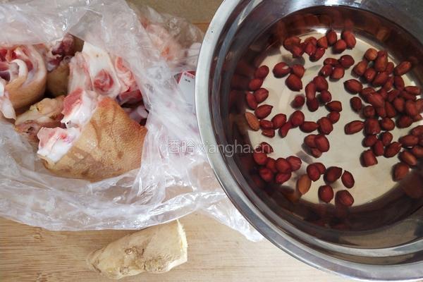电饭煲花生猪蹄的做法图解1