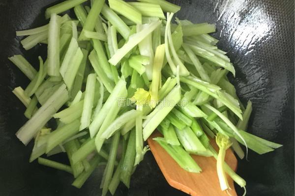 芹菜粉条的做法图解5