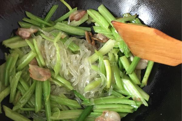 芹菜粉条的做法图解6