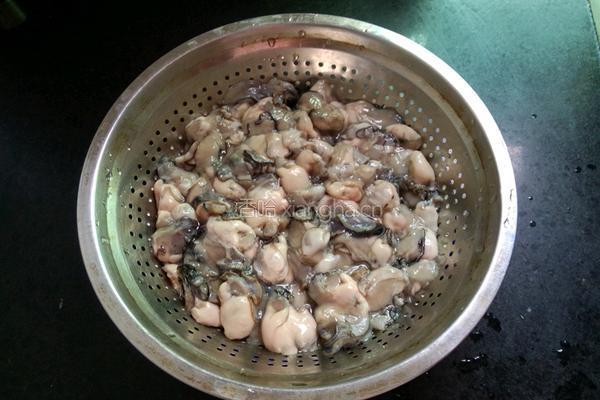 青蒜炒海蛎子的做法图解2