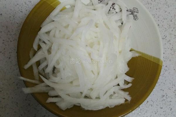 酸辣萝卜丝的做法图解1