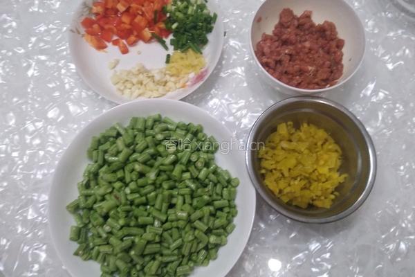 肉末酸菜炒豆角的做法图解2