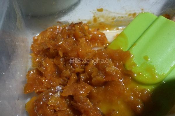 蛋黄焗南瓜条的做法图解2