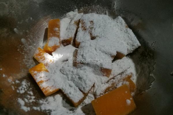 蛋黄焗南瓜条的做法图解3