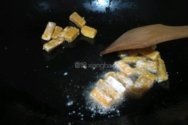 蛋黄焗南瓜条的做法图解4