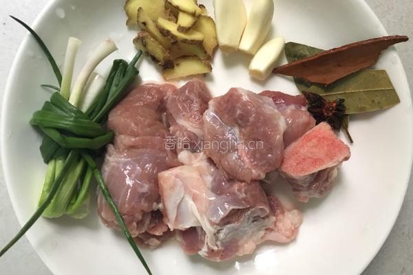 香菇胡萝卜炖排骨的做法图解1