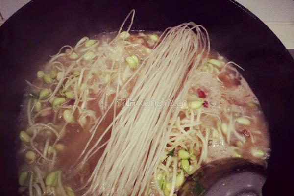 黄豆芽猪肉炖粉条的做法图解4