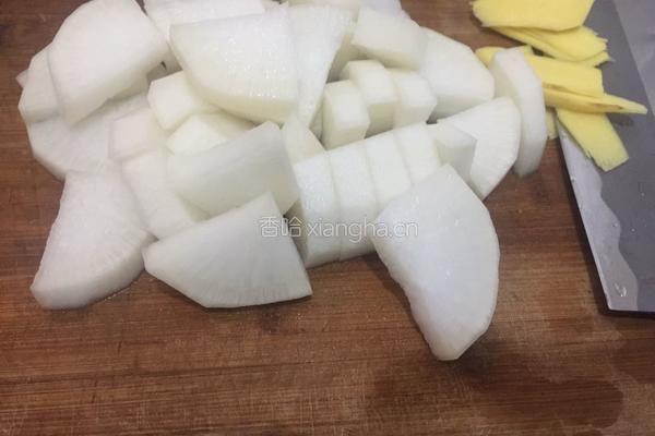 白萝卜排骨汤的做法图解1