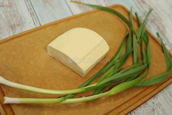 蒜苗煎豆腐的做法图解1