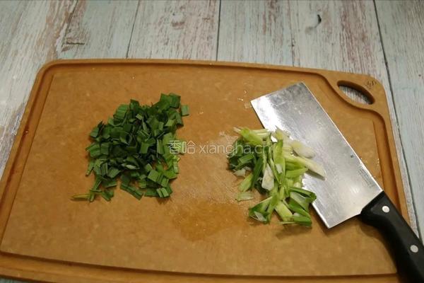 蒜苗煎豆腐的做法图解2