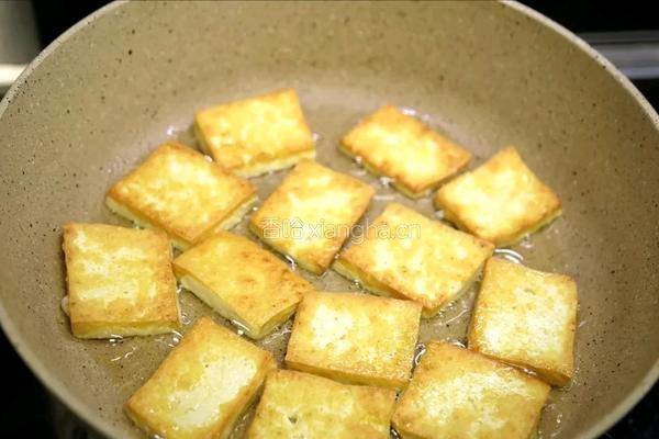 蒜苗煎豆腐的做法图解4