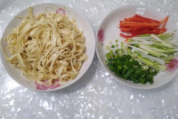 凉拌豆油皮海带丝的做法图解3
