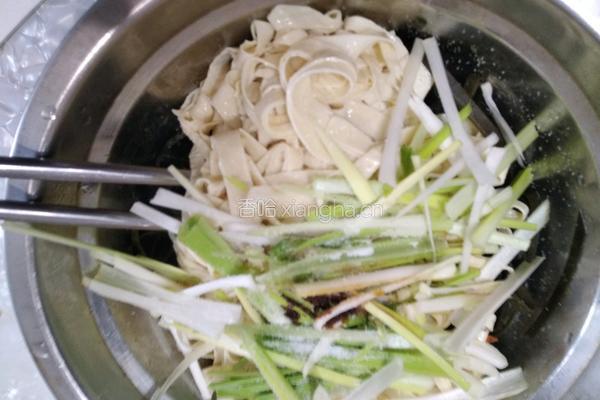 凉拌豆油皮海带丝的做法图解4