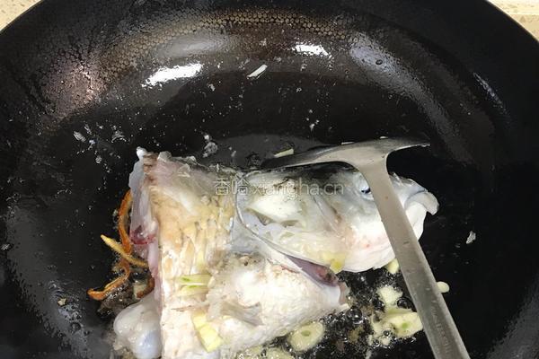 酸味鱼头汤（不爱吃饭的儿童首选）的做法图解2
