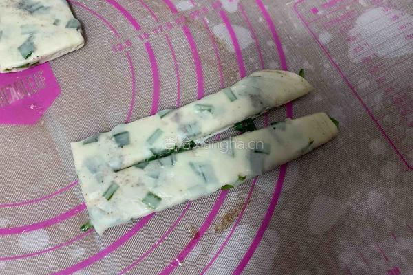 煎葱花饼（饺子皮利用起来）的做法图解7