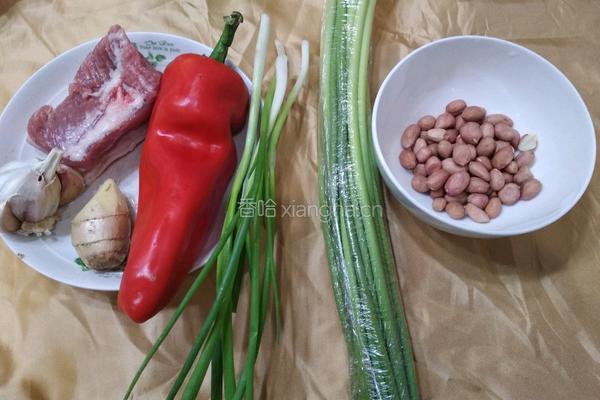 蒜苗花生炒五花肉的做法图解1