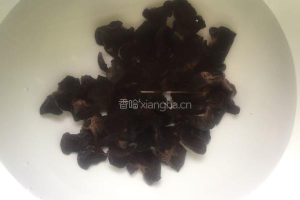 凉拌木耳花生的做法图解1