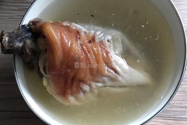 猪肘子炖笋干的做法图解1