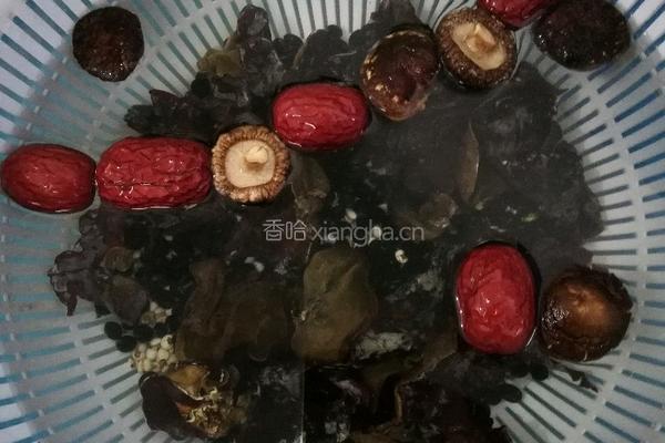 黑木耳炖鸡汤的做法图解1