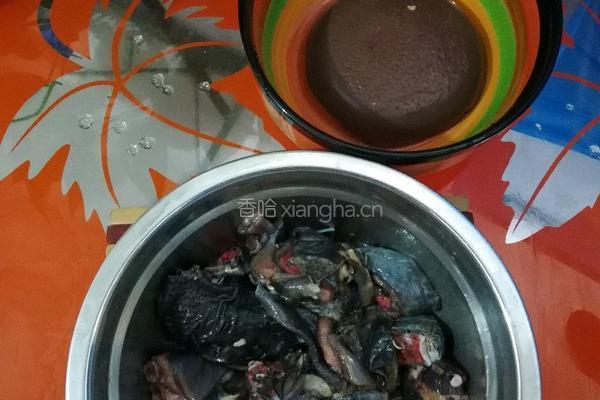 黑木耳炖鸡汤的做法图解2