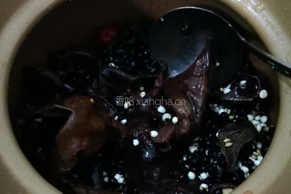 黑木耳炖鸡汤的做法图解4