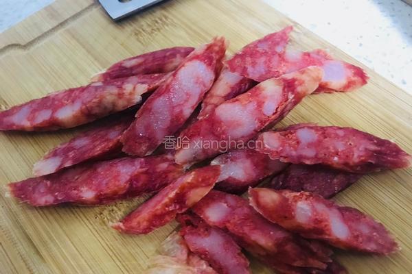 荷兰豆炒腊肠的做法图解1