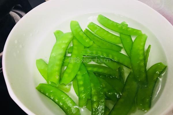 荷兰豆炒腊肠的做法图解4