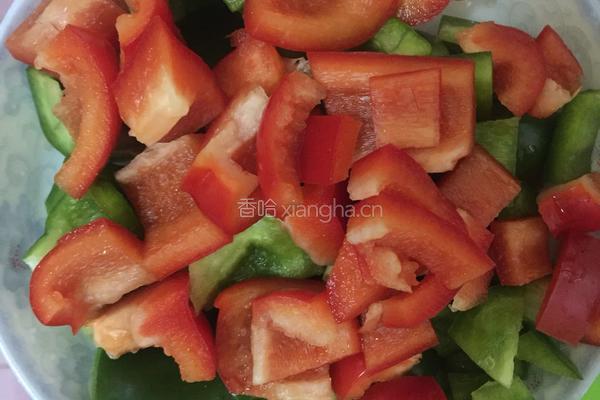 青椒炒肉片的做法图解1