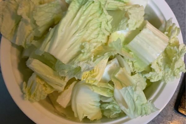 白菜炖冻豆腐的做法图解1