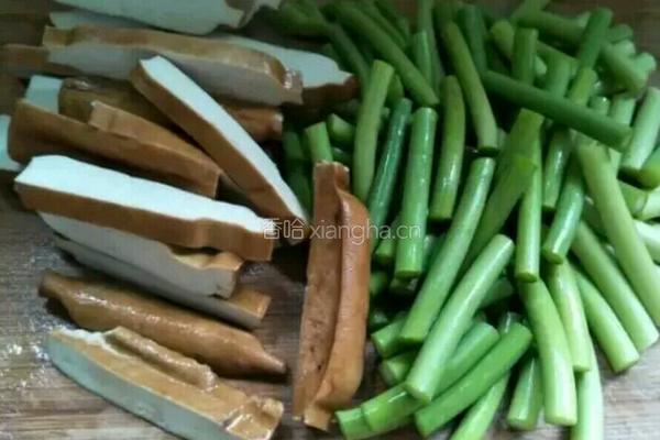 豆干蒜薹炒鸡蛋的做法图解3