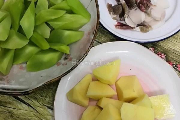 咸肉炖菜的做法图解1