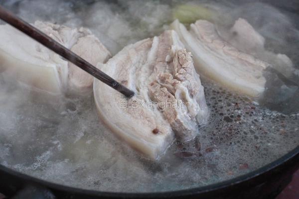五花肉炖酸菜炖粉条的做法图解3