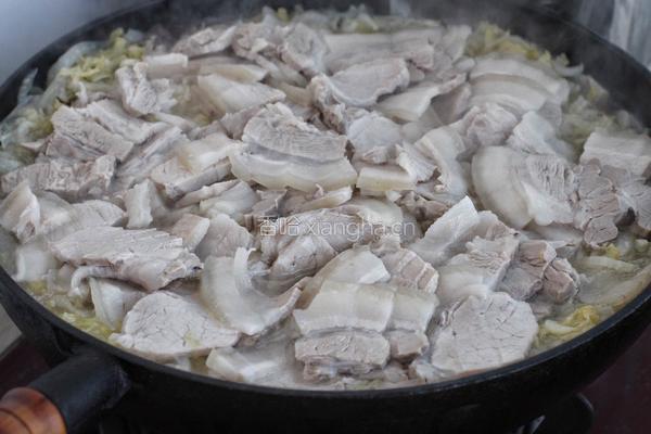 五花肉炖酸菜炖粉条的做法图解6