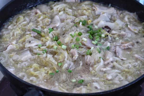五花肉炖酸菜炖粉条的做法图解8