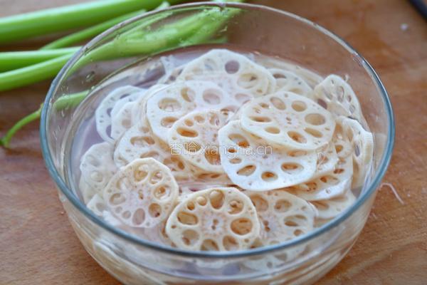 莲藕芹菜炒肉片的做法图解2