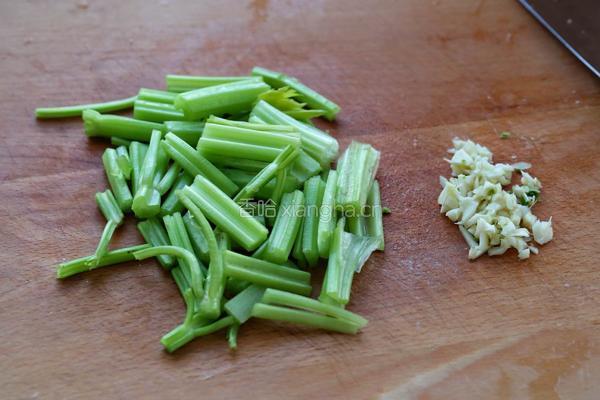 莲藕芹菜炒肉片的做法图解3