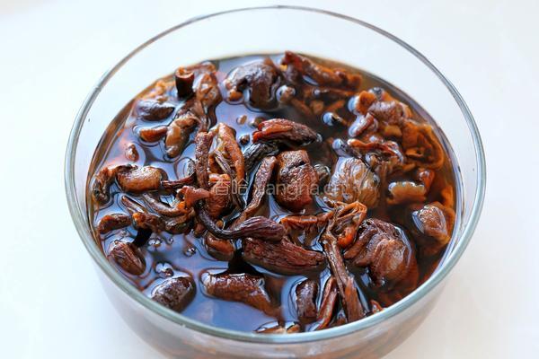 东北榛蘑鸡腿炖土豆的做法图解1