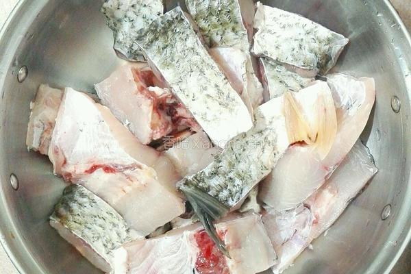 香辣脆酥炸鱼块的做法图解1