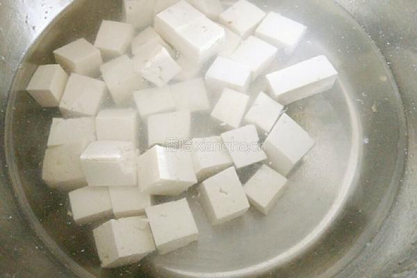 青蒜苗炒豆腐的做法图解1
