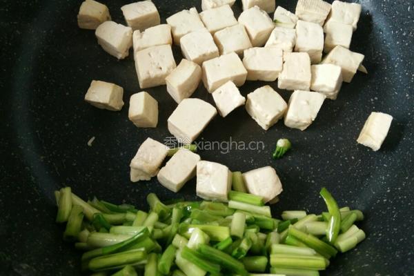 青蒜苗炒豆腐的做法图解5