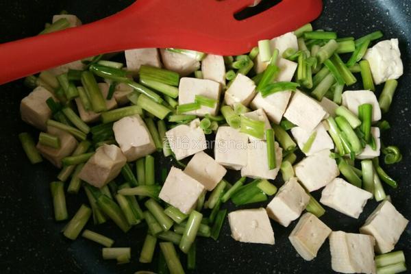 青蒜苗炒豆腐的做法图解6