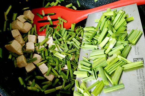 青蒜苗炒豆腐的做法图解7