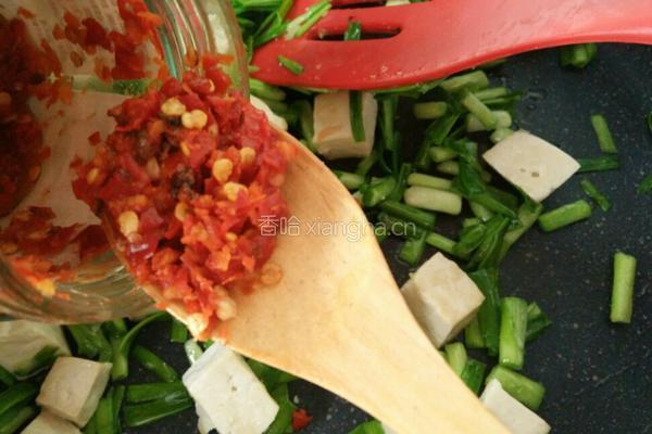 青蒜苗炒豆腐的做法图解9
