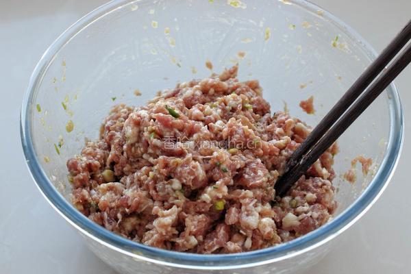 猪肉酸菜馅饺子的做法图解4