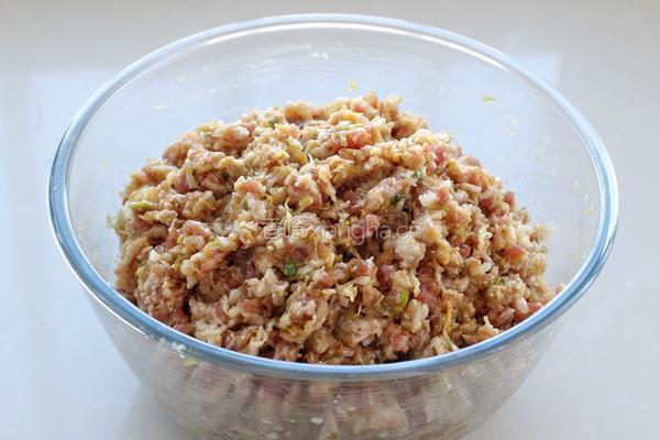 猪肉酸菜馅饺子的做法图解6