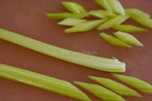 西芹腰果虾仁的做法图解2