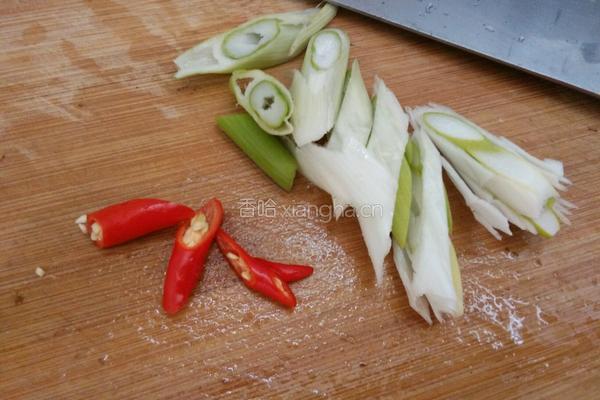 香菇炒肉的做法图解1