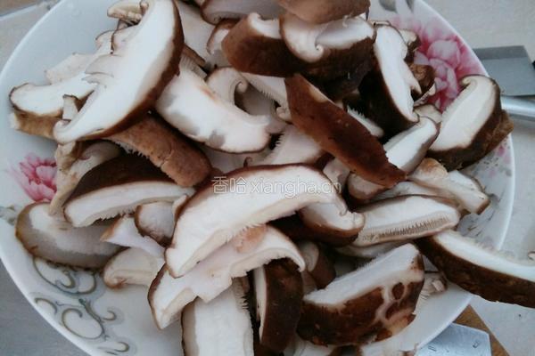 香菇炒肉的做法图解2