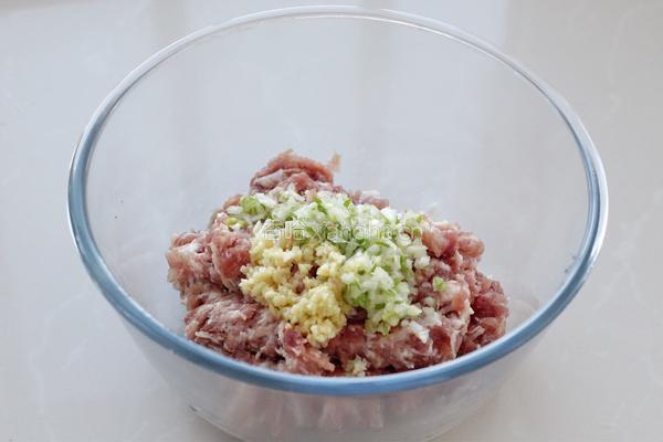 东北猪肉酸菜馅包子的做法图解2