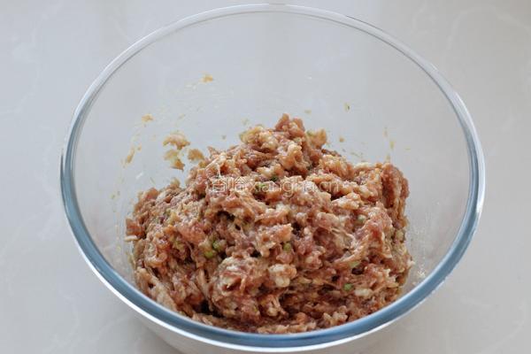 东北猪肉酸菜馅包子的做法图解3
